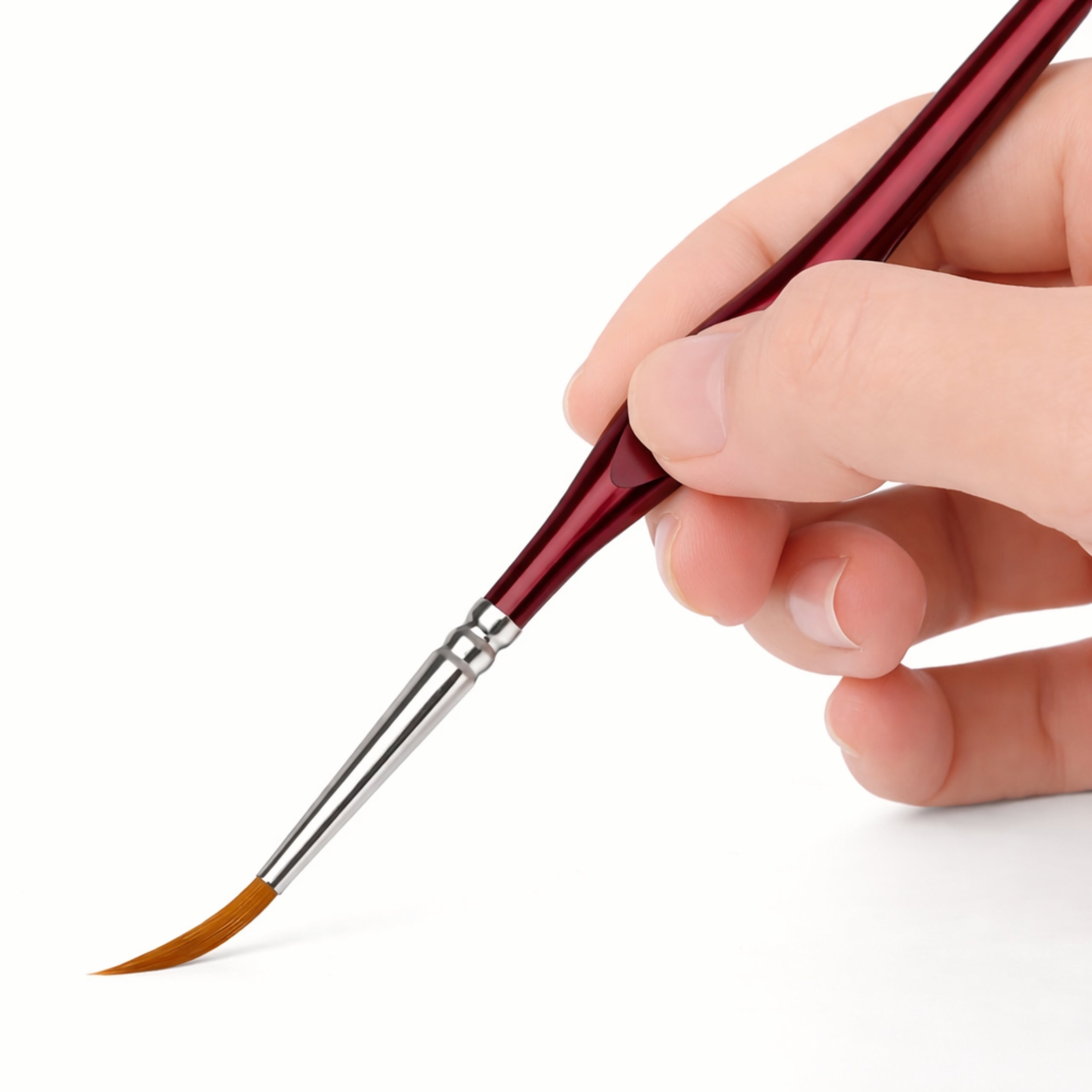 Bordowy pędzel modelarski z trójkątnym uchwytem trzymany w dłoni