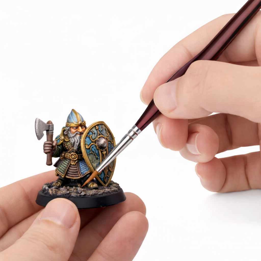 Precyzyjne malowanie detalu figurki pędzlem modelarskim