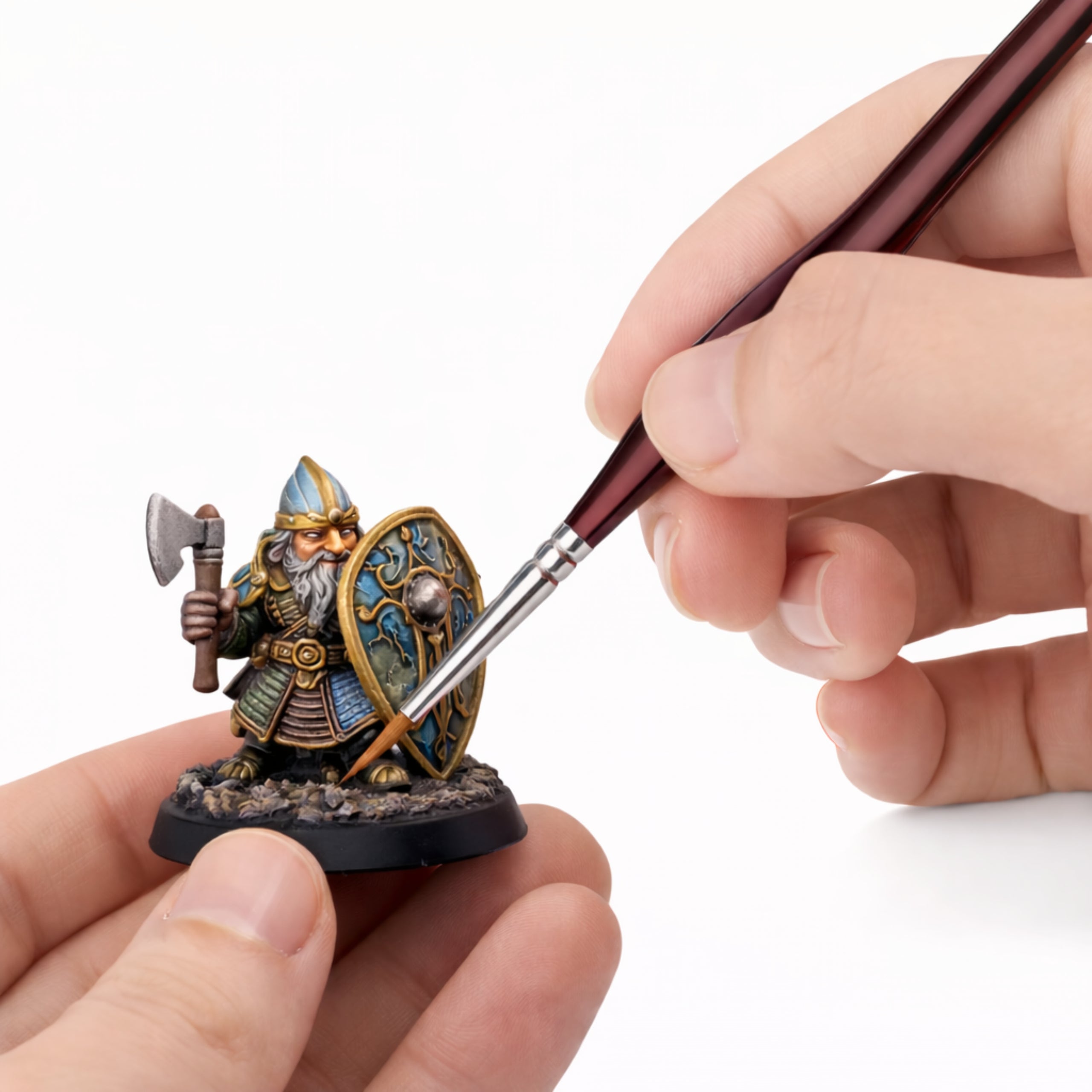 Precyzyjne malowanie detalu figurki pędzlem modelarskim
